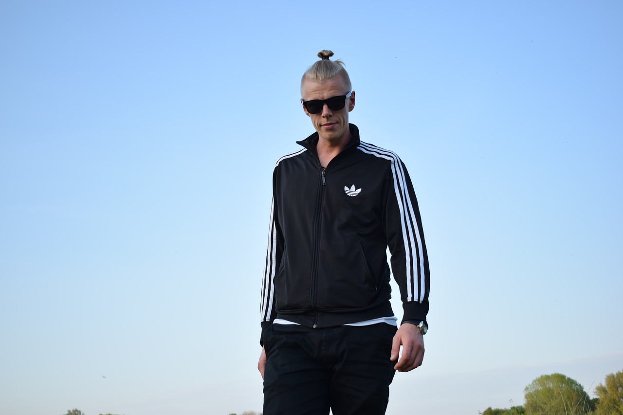 万弘杰，演艺之路的璀璨之星闪耀之旅